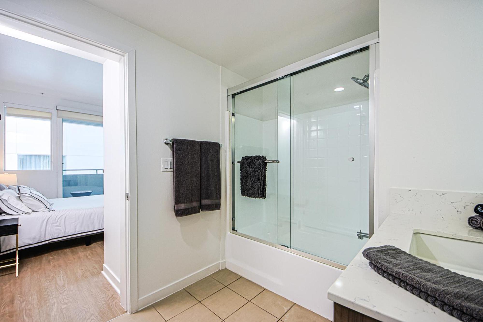 The Carlton - Modern-Lux 2 Master Suites-Secure Bldg & Parking- 5 Blks To Ocean Ave Лос-Анджелес Экстерьер фото